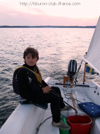Isak at rudder  // Isak à la barre