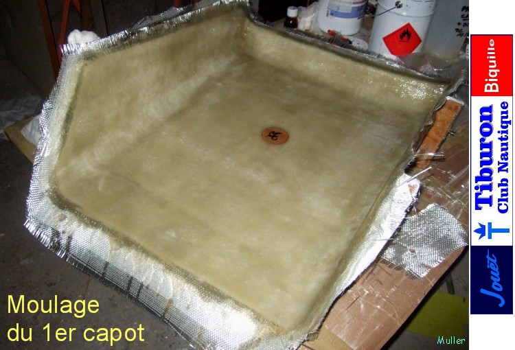 Notez le logo du matre d'oeuvre , incrust sous le capot